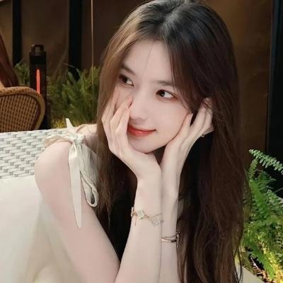 人气爱豆又出大瓜：机场牵手女助理，评论区沦陷，整整一周